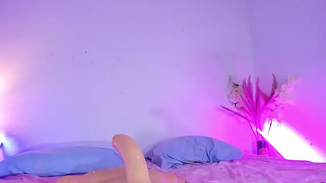 Snapshot of julieta_red2 chatting on 02/25/25, 07:42 julieta red2 online show from 02/25/25, 07:42