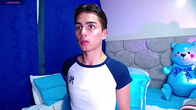 OwenBluee online show from 02/05/25, 06:24