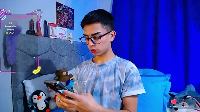 OwenBluee online show from 10/24/25, 06:32