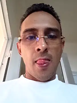 paisa233 online show from 10/24/25, 02:35