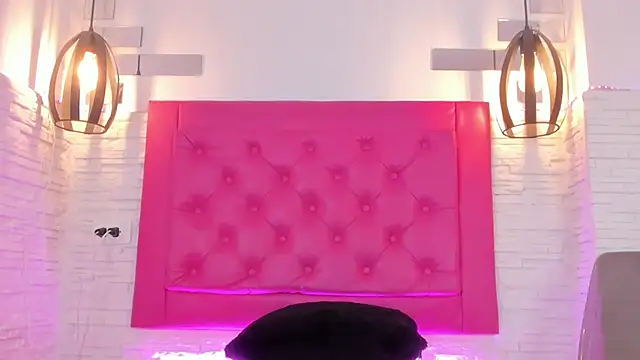 Snapshot of mia_six66 chatting on 03/06/25, 05:33 mia six66 online show from 03/06/25, 05:33