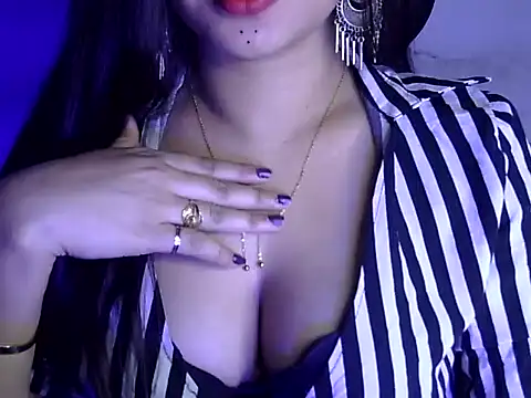 Snapshot of akshara_thakur9 chatting on 10/12/25, 04:11 akshara thakur9 online show from 10/12/25, 04:11