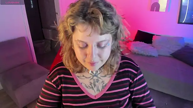 Snapshot of Sabrina_scarlett chatting on 10/17/25, 04:59 Sabrina scarlett online show from 10/17/25, 04:59