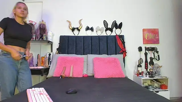 emmily giraldo online show from 11/08/25, 01:22