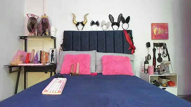 emmily giraldo online show from 11/28/25, 02:31