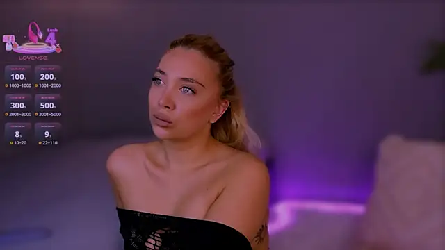 Snapshot of Jessielle chatting on 10/10/25, 10:25 Jessielle online show from 10/10/25, 10:25