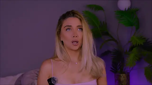 Snapshot of Jessielle chatting on 11/14/25, 11:31 Jessielle online show from 11/14/25, 11:31