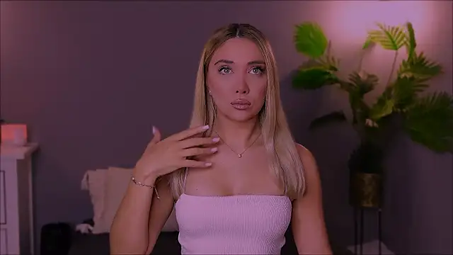 Snapshot of Jessielle chatting on 11/18/25, 12:20 Jessielle online show from 11/18/25, 12:20