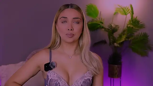 Snapshot of Jessielle chatting on 11/20/25, 08:36 Jessielle online show from 11/20/25, 08:36