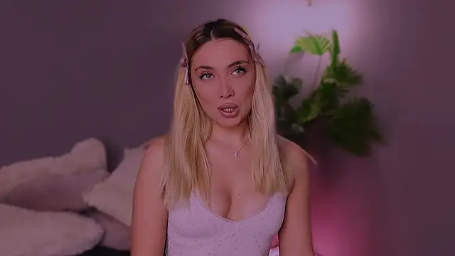 Snapshot of Jessielle chatting on 12/15/25, 07:34 Jessielle online show from 12/15/25, 07:34