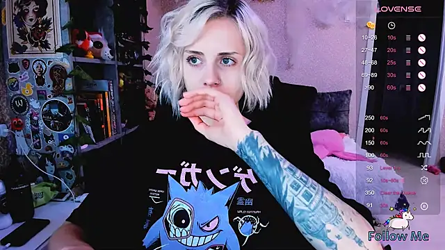 Snapshot of NaniMoore chatting on 10/18/25, 08:42 NaniMoore online show from 10/18/25, 08:42