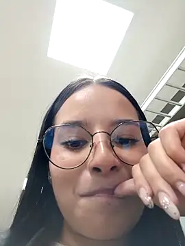 Snapshot of _vaness chatting on 03/03/26, 11:43 vaness online show from 03/03/26, 11:43