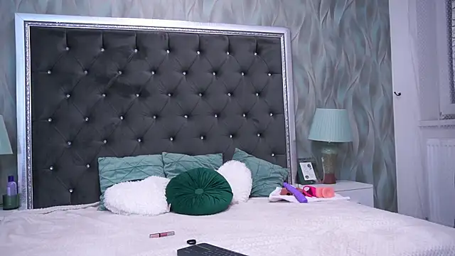 Snapshot of AnneHove chatting on 12/06/24, 06:17 AnneHove online show from 12/06/24, 06:17