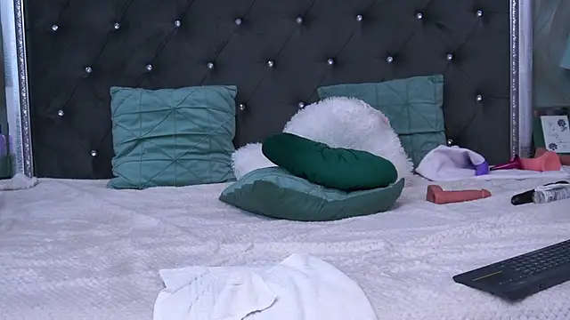 Snapshot of AnneHove chatting on 12/07/24, 11:23 AnneHove online show from 12/07/24, 11:23