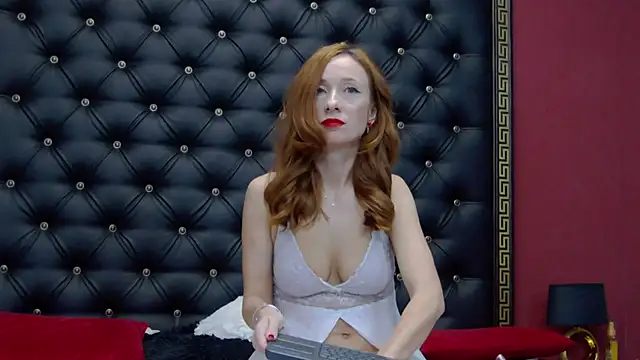 Snapshot of AnneHove chatting on 01/17/25, 06:15 AnneHove online show from 01/17/25, 06:15