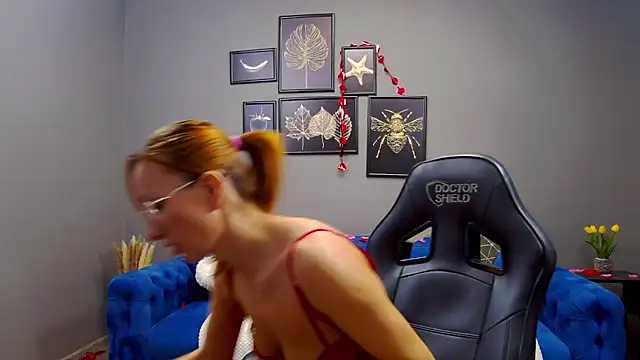 Snapshot of AnneHove chatting on 02/14/25, 05:09 AnneHove online show from 02/14/25, 05:09