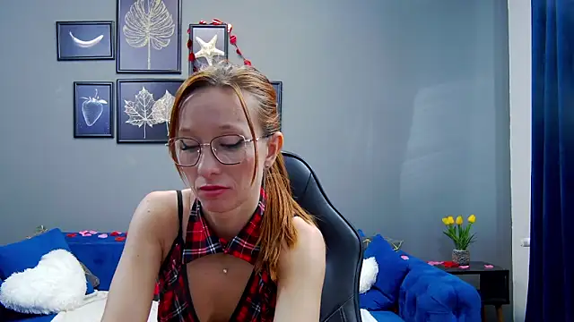 Snapshot of AnneHove chatting on 02/14/25, 08:21 AnneHove online show from 02/14/25, 08:21