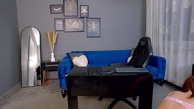 Snapshot of AnneHove chatting on 12/04/25, 07:00 AnneHove online show from 12/04/25, 07:00