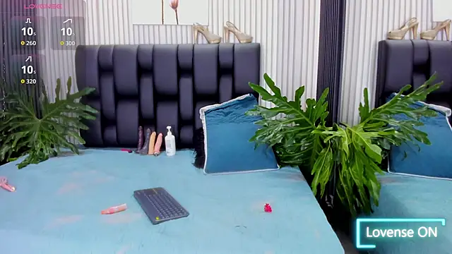 Snapshot of PamelaAnderson_2 chatting on 10/17/25, 03:53 PamelaAnderson 2 online show from 10/17/25, 03:53