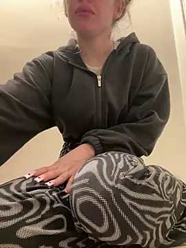 Holly-Glamour online show from 03/04/25, 12:50