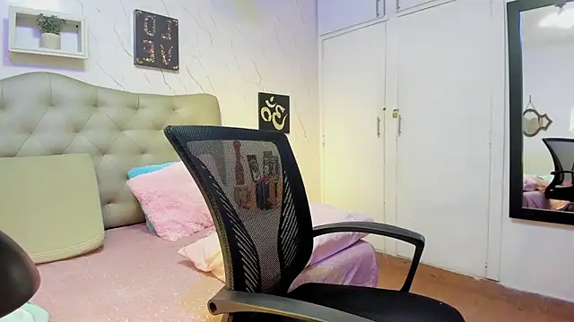 Antonella Montanari online show from 10/19/25, 01:28