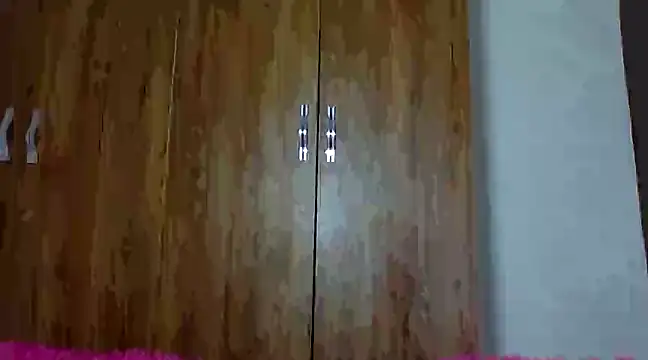 Snapshot of Rose_berry chatting on 02/20/25, 05:33 Rose berry online show from 02/20/25, 05:33