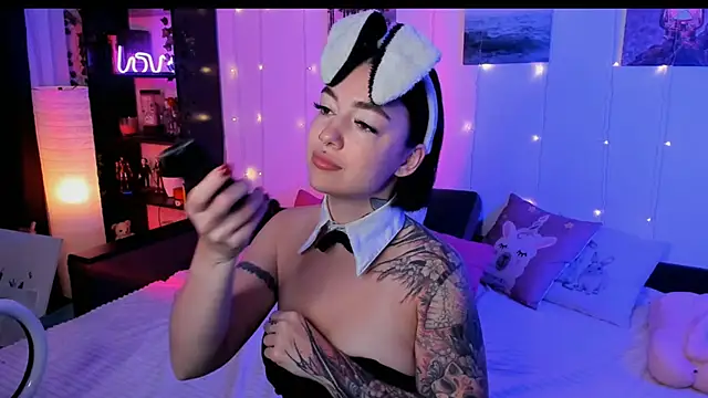 Snapshot of Magic_Allie chatting on 11/16/25, 06:19 Magic Allie online show from 11/16/25, 06:19