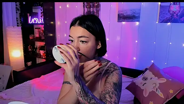 Snapshot of Magic_Allie chatting on 11/17/25, 06:41 Magic Allie online show from 11/17/25, 06:41