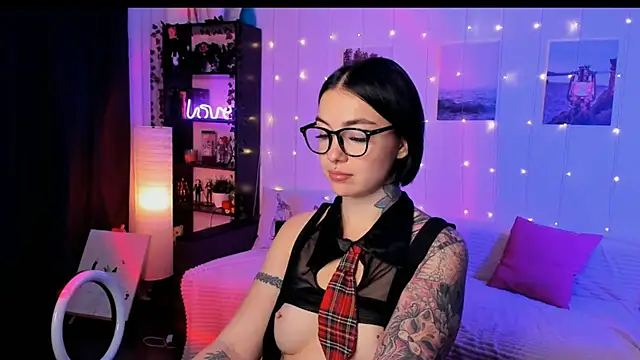 Snapshot of Magic_Allie chatting on 11/22/25, 04:33 Magic Allie online show from 11/22/25, 04:33