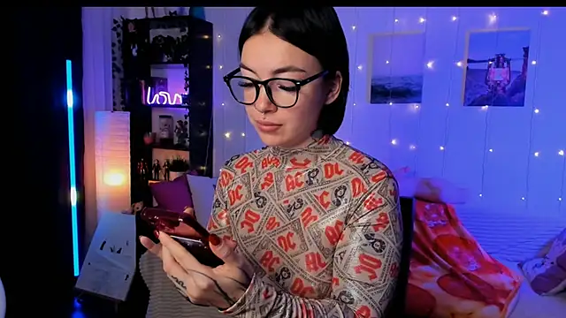 Snapshot of Magic_Allie chatting on 12/15/25, 06:39 Magic Allie online show from 12/15/25, 06:39