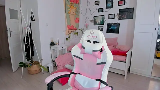 Mia Madden online show from 01/11/25, 05:20