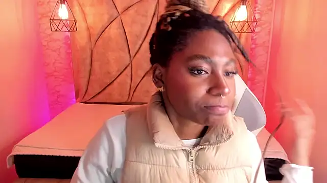 Queen perla  online show from 02/01/25, 04:11