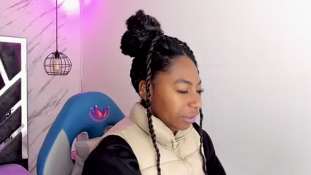 Queen perla  online show from 11/10/25, 12:04