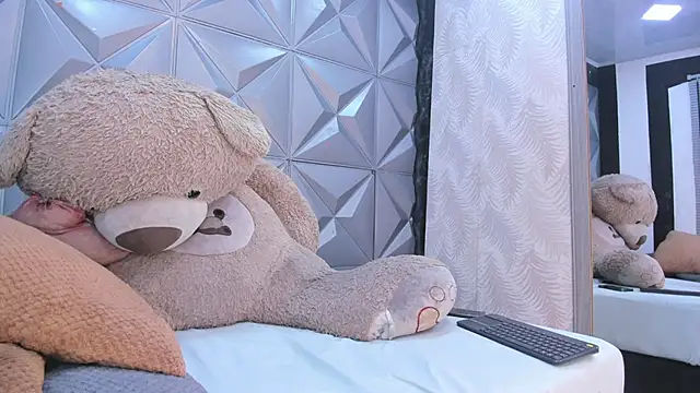 SofiAndNicol online show from 04/22/26, 11:01