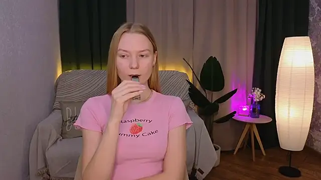 Snapshot of CarolynCohen__ chatting on 02/06/25, 02:11 CarolynCohen online show from 02/06/25, 02:11