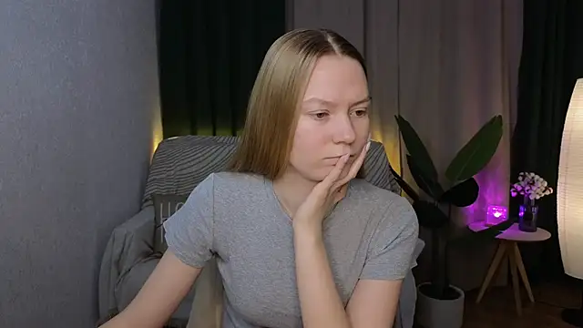 Snapshot of CarolynCohen__ chatting on 02/18/25, 02:05 CarolynCohen online show from 02/18/25, 02:05
