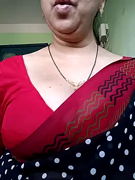 Snapshot of Rosy-B chatting on 12/19/24, 09:40 Rosy-B online show from 12/19/24, 09:40