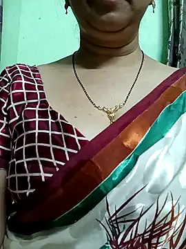 Snapshot of Rosy-B chatting on 12/21/24, 01:04 Rosy-B online show from 12/21/24, 01:04