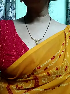 Snapshot of Rosy-B chatting on 12/23/24, 12:35 Rosy-B online show from 12/23/24, 12:35