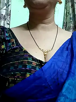 Snapshot of Rosy-B chatting on 12/24/24, 10:11 Rosy-B online show from 12/24/24, 10:11