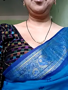 Snapshot of Rosy-B chatting on 12/28/24, 10:03 Rosy-B online show from 12/28/24, 10:03