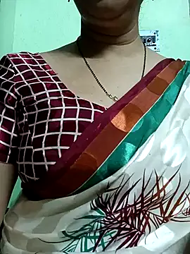 Snapshot of Rosy-B chatting on 12/31/24, 12:43 Rosy-B online show from 12/31/24, 12:43