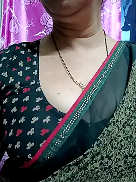 Snapshot of Rosy-B chatting on 01/18/25, 12:46 Rosy-B online show from 01/18/25, 12:46