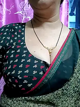 Snapshot of Rosy-B chatting on 01/27/25, 12:33 Rosy-B online show from 01/27/25, 12:33