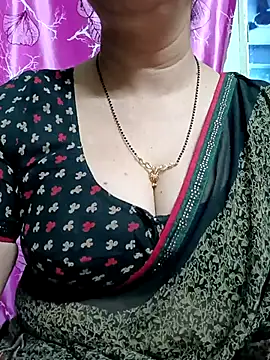 Snapshot of Rosy-B chatting on 02/18/25, 12:26 Rosy-B online show from 02/18/25, 12:26