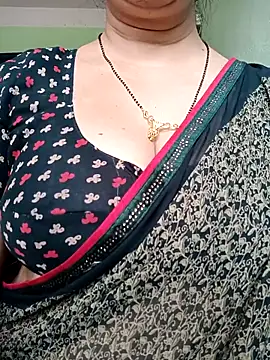 Snapshot of Rosy-B chatting on 02/19/25, 06:33 Rosy-B online show from 02/19/25, 06:33