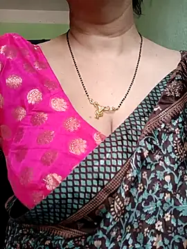 Snapshot of Rosy-B chatting on 02/19/25, 10:01 Rosy-B online show from 02/19/25, 10:01