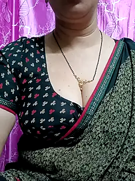 Snapshot of Rosy-B chatting on 02/28/25, 12:32 Rosy-B online show from 02/28/25, 12:32