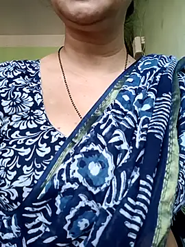 Snapshot of Rosy-B chatting on 03/05/25, 10:11 Rosy-B online show from 03/05/25, 10:11