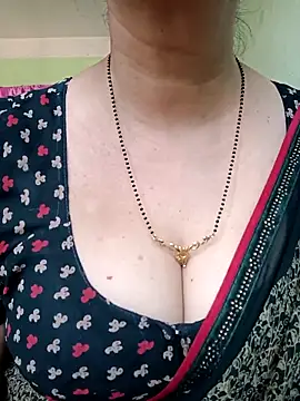 Snapshot of Rosy-B chatting on 03/06/25, 09:47 Rosy-B online show from 03/06/25, 09:47